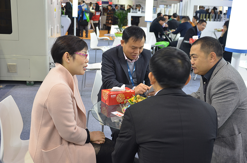 公司領導與客戶熱情交流 公司領導與客戶熱情交流